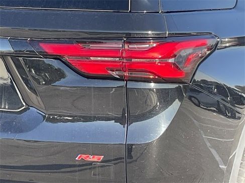Used 2023 Chevrolet Traverse RS image 6