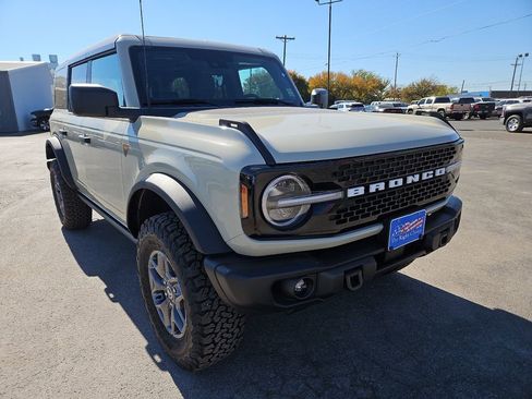 New 2025 Ford Bronco Badlands image 2