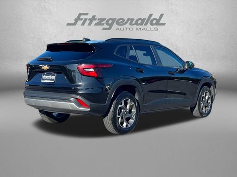 Used 2025 Chevrolet Trax LT FWD image 8