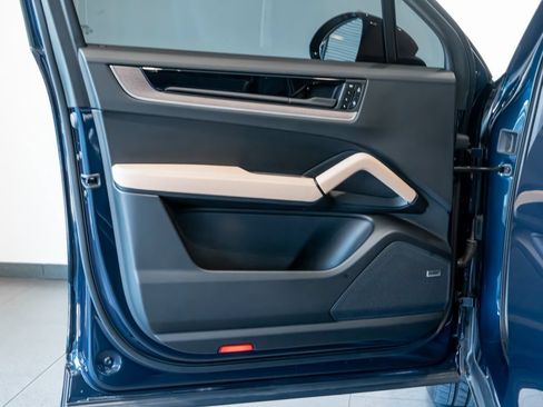 Certified 2025 Porsche Cayenne AWD/4WD image 12