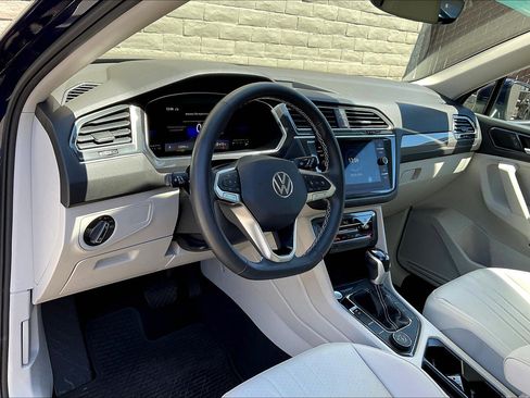 Certified 2022 Volkswagen Tiguan SE w/ Panoramic Sunroof Package image 14