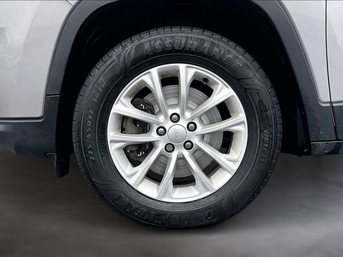 Used 2019 Jeep Cherokee Latitude w/ Popular Appearance Group image 9