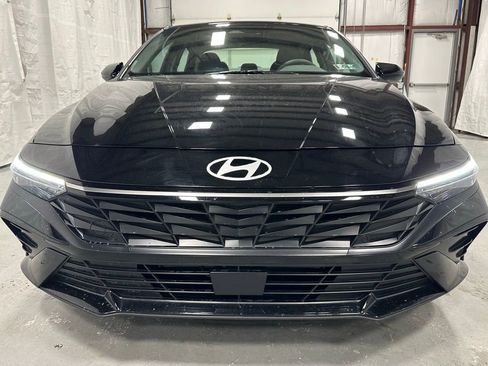 Used 2025 Hyundai Elantra SEL w/ Cargo Package image 2