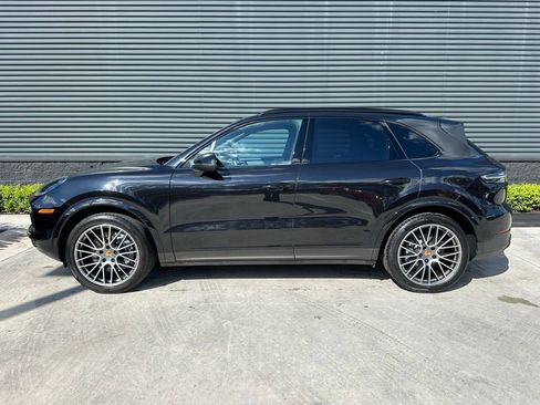 Used 2022 Porsche Cayenne Platinum Edition image 2