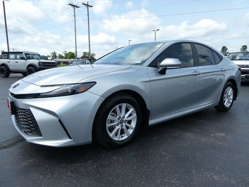 Used 2025 Toyota Camry LE w/ Convenience Package FWD image 9