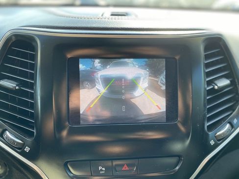 Used 2019 Jeep Cherokee Latitude Plus FWD image 17