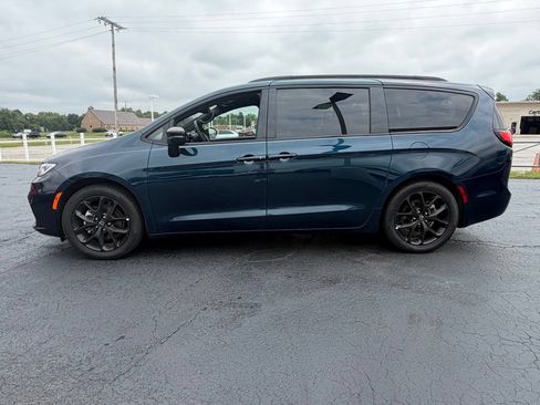 Used 2025 Chrysler Pacifica Limited FWD image 6