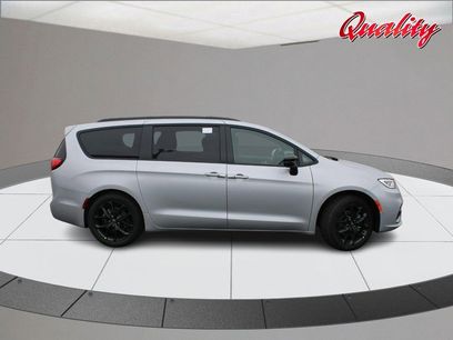 New 2026 Chrysler Pacifica Limited w/ Uconnect Theater Family Group