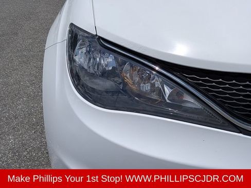 Used 2017 Chrysler Pacifica Touring w/ Tire & Wheel Group FWD image 8