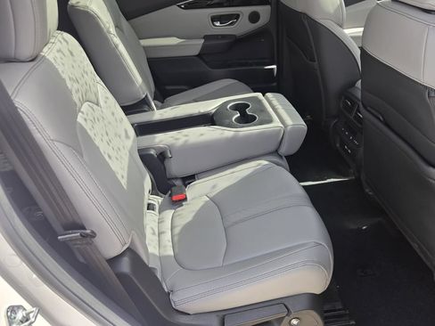 Used 2023 Honda Pilot Touring image 17