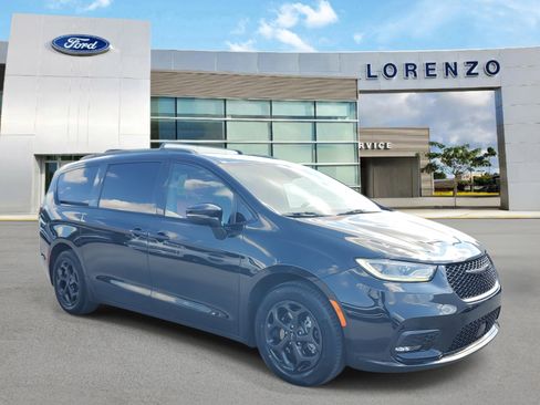 Used 2021 Chrysler Pacifica Limited w/ Uconnect Theater Family Group image 3