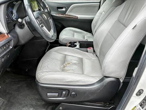 Used 2016 Toyota Sienna Limited Premium image 11
