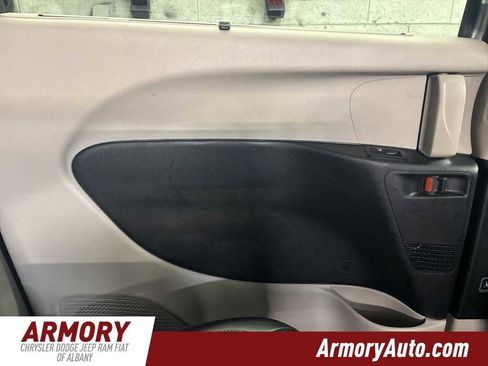 Used 2024 Chrysler Pacifica Touring-L image 33