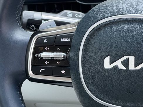 Used 2025 Kia Carnival EX FWD image 24