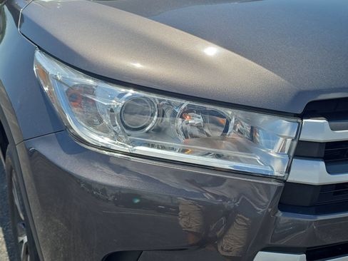 Used 2018 Toyota Highlander Plus FWD image 7