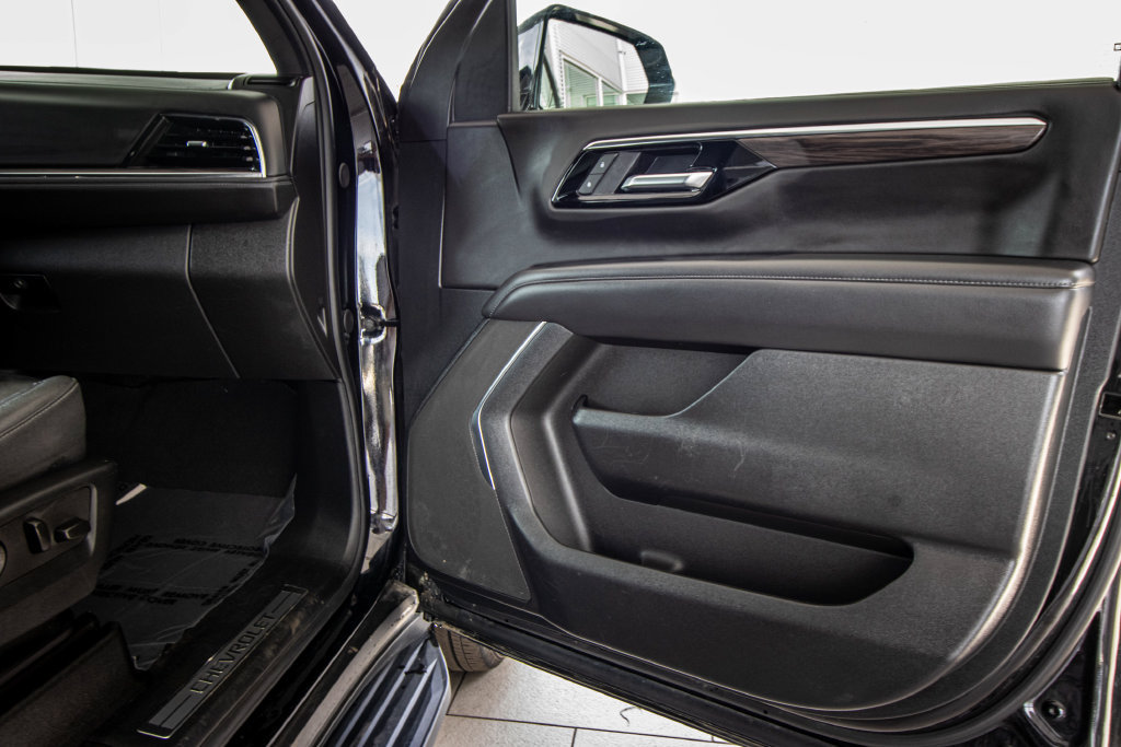 Used 2025 Chevrolet Suburban LT RWD image 17