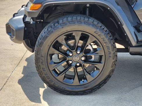 Used 2024 Jeep Gladiator Sport AWD/4WD image 17