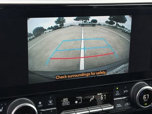 Used 2023 Toyota Highlander XLE AWD/4WD image 18