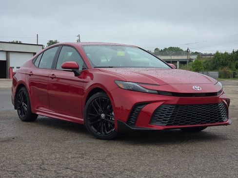 Used 2025 Toyota Camry SE FWD image 2