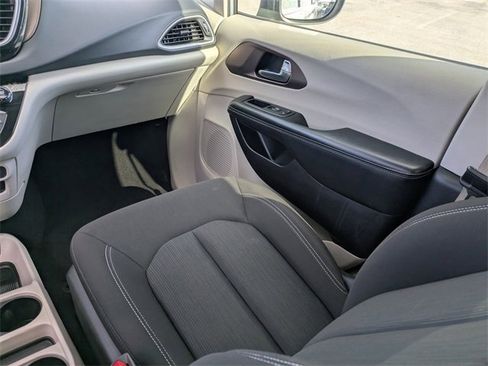 Used 2022 Chrysler Voyager LX image 16