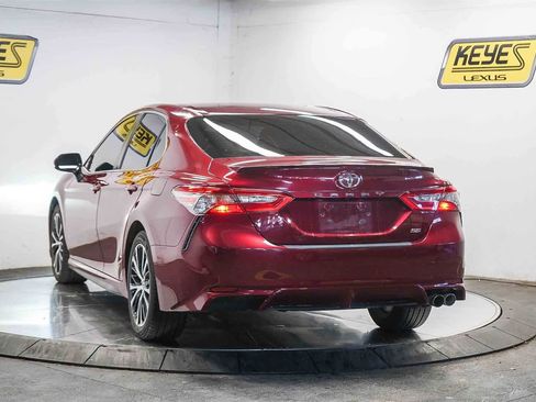 Used 2018 Toyota Camry SE image 2