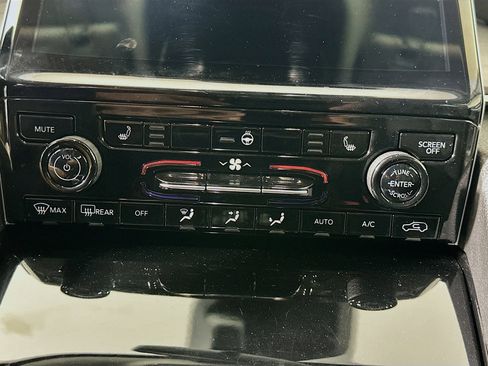 Used 2023 Jeep Grand Cherokee Limited image 24