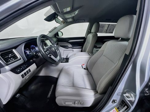 Used 2019 Toyota Highlander Plus FWD image 14