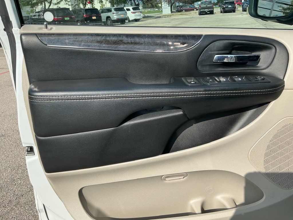 Used 2015 Chrysler Town & Country Touring FWD image 11