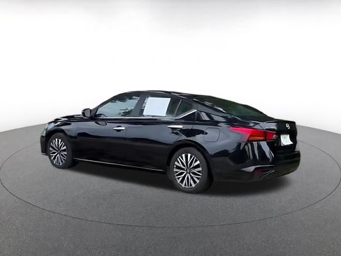 Used 2025 Nissan Altima 2.5 SV FWD image 14