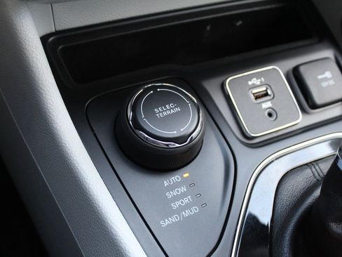 Used 2019 Jeep Cherokee Limited image 29