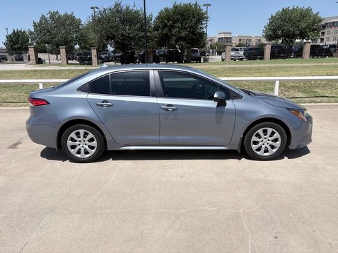 Used 2021 Toyota Corolla LE FWD image 3