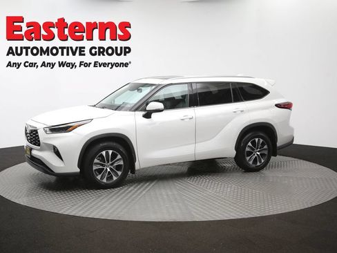 Used 2021 Toyota Highlander XLE AWD/4WD image 59