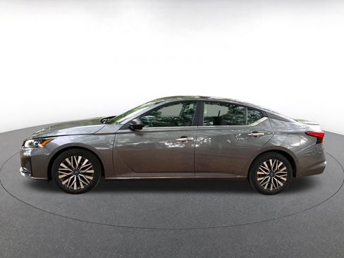 Used 2025 Nissan Altima 2.5 SV image 4