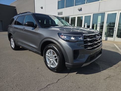 Used 2025 Ford Explorer Active AWD/4WD image 30