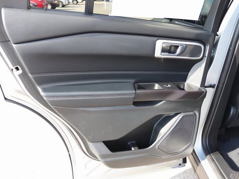 Used 2020 Ford Explorer XLT w/ Equipment Group 202A image 7