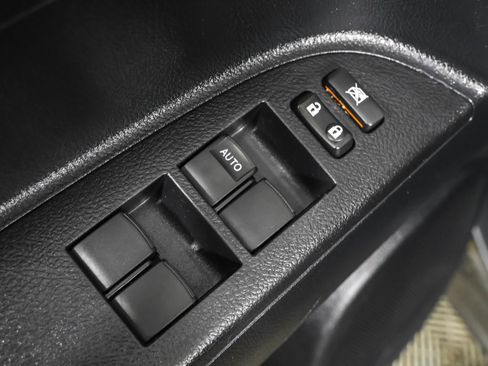 Used 2012 Toyota Highlander SE w/ Tow Pkg image 35