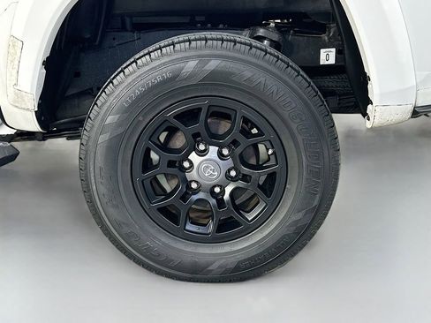 Used 2020 Toyota Tacoma SR5 RWD image 30