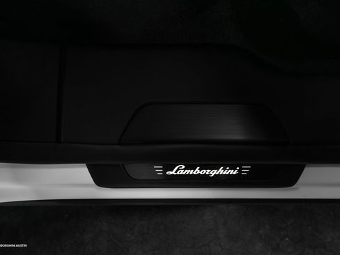 Used 2025 Lamborghini Urus SE image 43