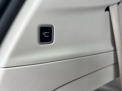 Certified 2024 Chrysler Pacifica Touring-L image 23