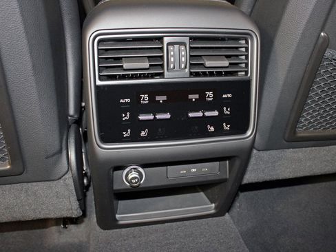 Used 2025 Porsche Cayenne image 33