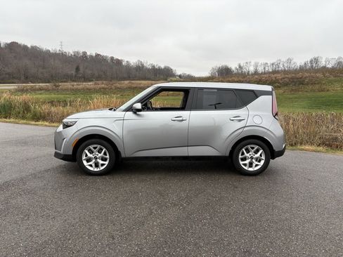 Used 2023 Kia Soul S image 2