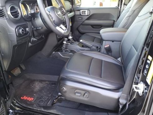 Used 2025 Jeep Wrangler Unlimited Sahara AWD/4WD image 8