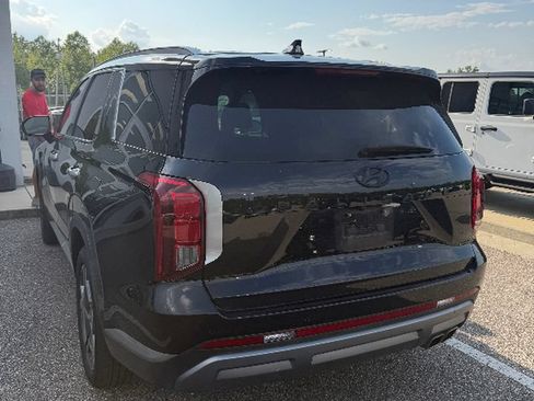 Used 2024 Hyundai Palisade SEL w/ Premium Package FWD image 3