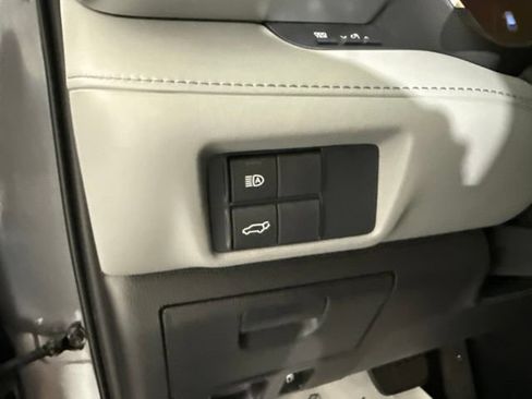 Used 2021 Toyota Highlander XLE FWD image 23