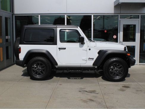 Used 2024 Jeep Wrangler Sport AWD/4WD image 4