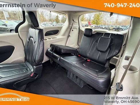 Used 2022 Chrysler Pacifica Touring-L image 16