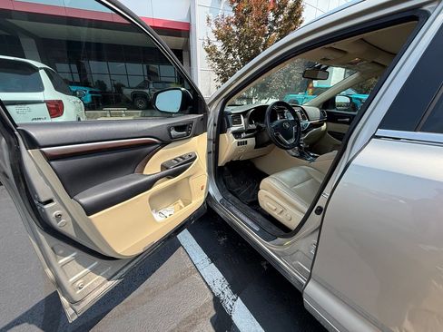 Used 2016 Toyota Highlander Limited Platinum AWD/4WD image 8