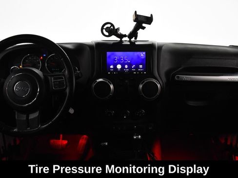 Used 2018 Jeep Wrangler Sahara w/ Connectivity Group AWD/4WD image 11