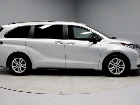 Used 2022 Toyota Sienna XSE image 6