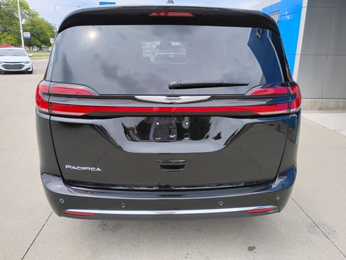 Used 2026 Chrysler Pacifica Select FWD image 32